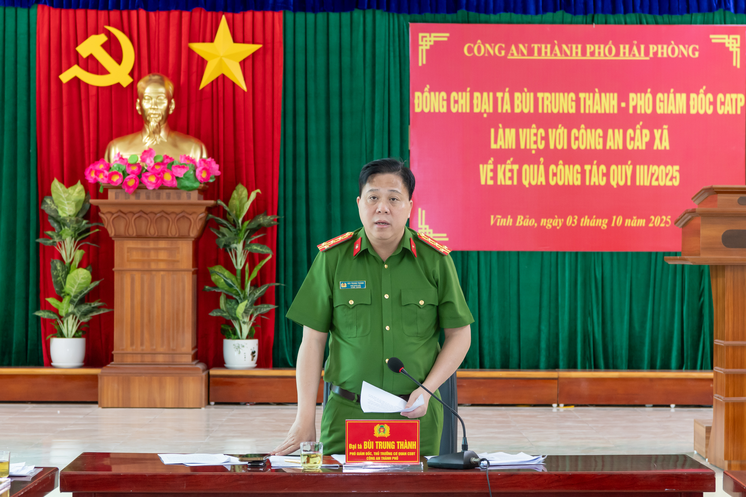 Đại tá Bùi Trung Thành, Phó Giám đốc CATP làm việc với Công an 7 xã về kết quả công tác quý III/năm 2025